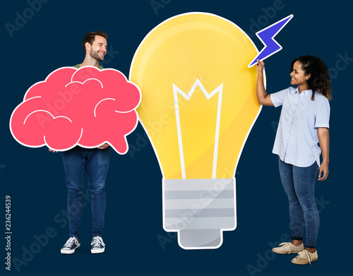 Foto People carrying a light bulb and a brain icons