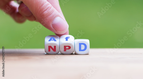 Hand dreht Würfel und ändert die Bezeichnung "NPD" in AfD"