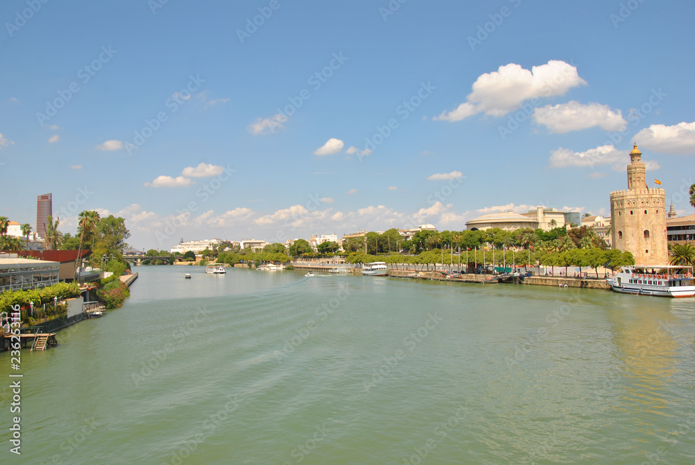 Obraz premium Paisaje desde el puente sobre el río