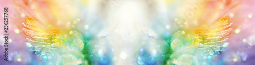Banner extrabreit: Engel mit Flügeln in spektralfarbenem Licht  photo
