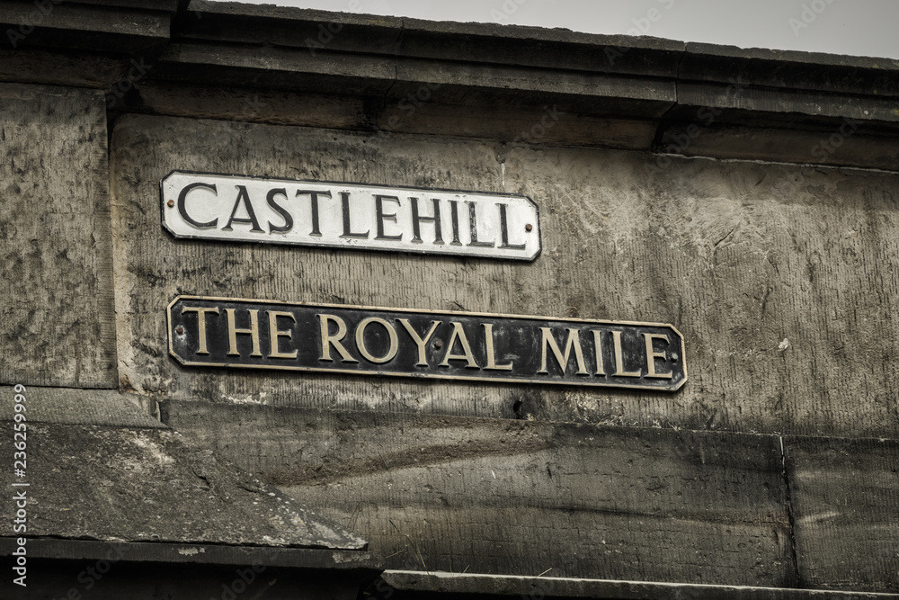 Fototapeta premium The royal mile in Edinburgh, Scotland