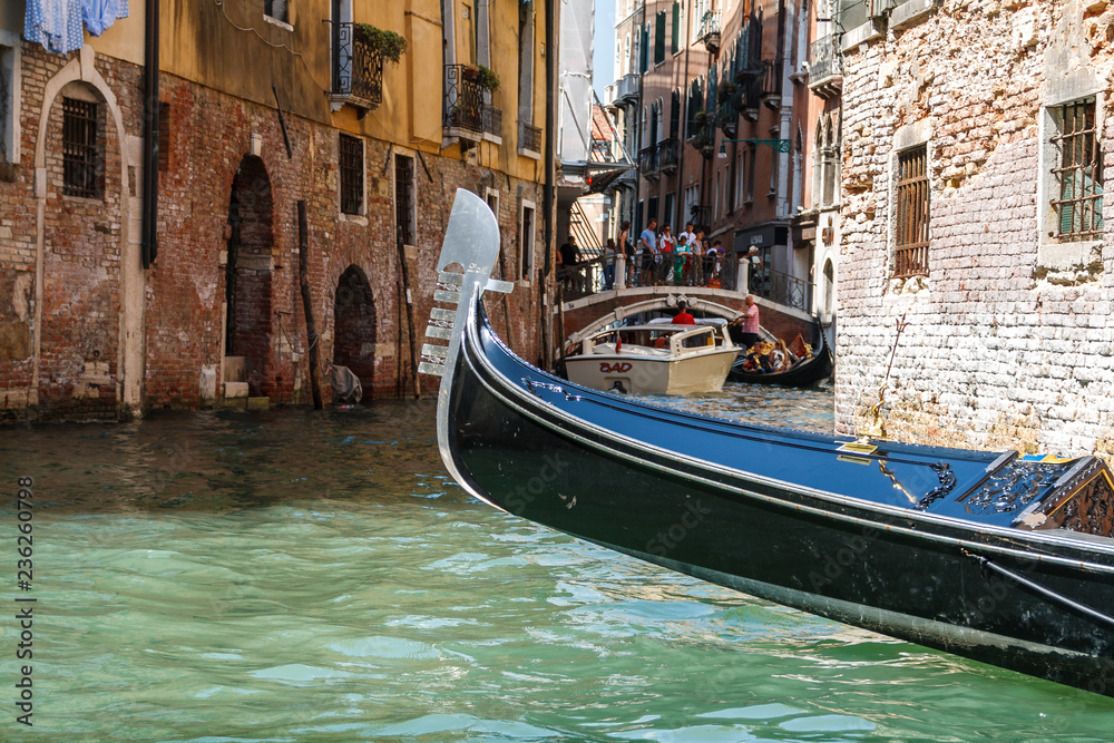 Gondelfahrt in den Kanälen von Venedig, Italien
