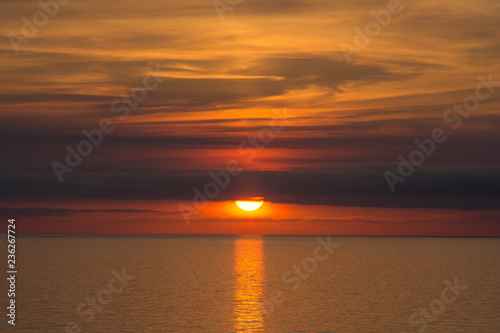 静かな海に沈む夕陽