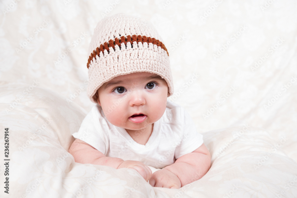 Portrait von süßem Baby mit Strickmütze Portrait von süßem Baby mit Strickmütze