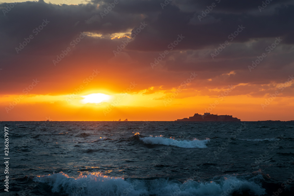 軍艦島と夕陽
