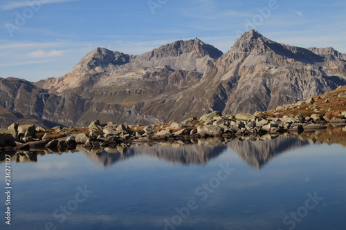 Zauberhaftes Alpenpanorama am Bergseeli mit Teurihorn