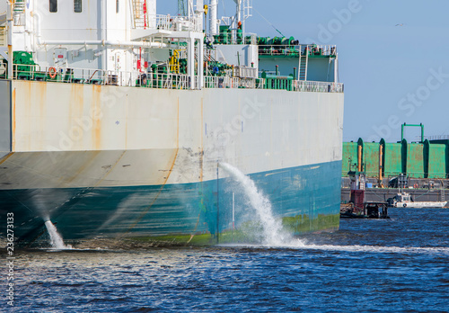 Fototapeta Tanker discharging ballast into the harbor
