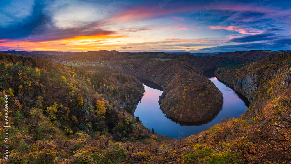 Naklejka premium Panoramiczny widok na kanion rzeki z ciemną wodą i kolorowy jesienny las. Zakole podkowy, Wełtawa, Czechy. Piękny krajobraz z rzeką. Mniejsza obserwacja.