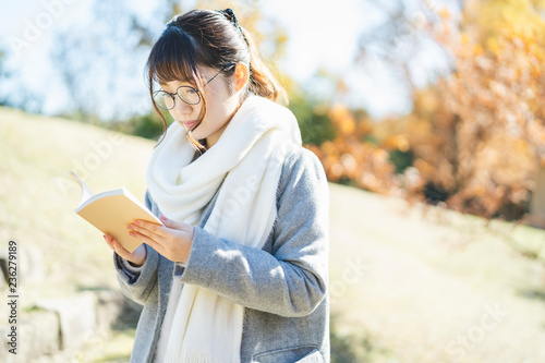 読書する女性