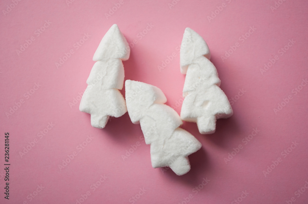 Obraz premium closeup of white marshmallows in shaped fir on pink background