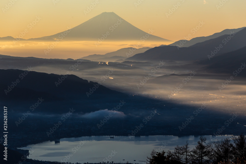 夜明けの高ボッチ高原から諏訪湖と富士山