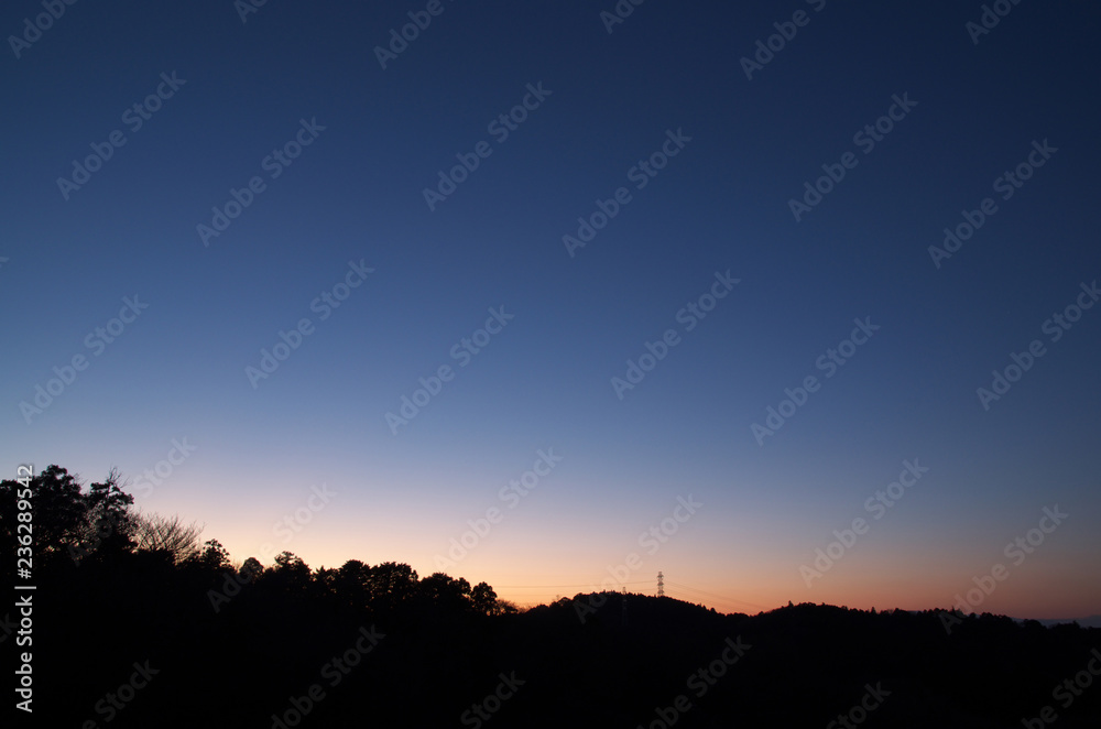 夕景　低山のシルエット
