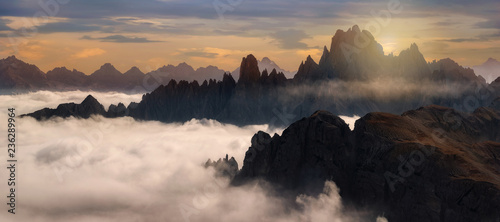 Starke Nebel an der Cadini Gruppe in den Dolomiten, Italien beim Sonnenuntergang photo