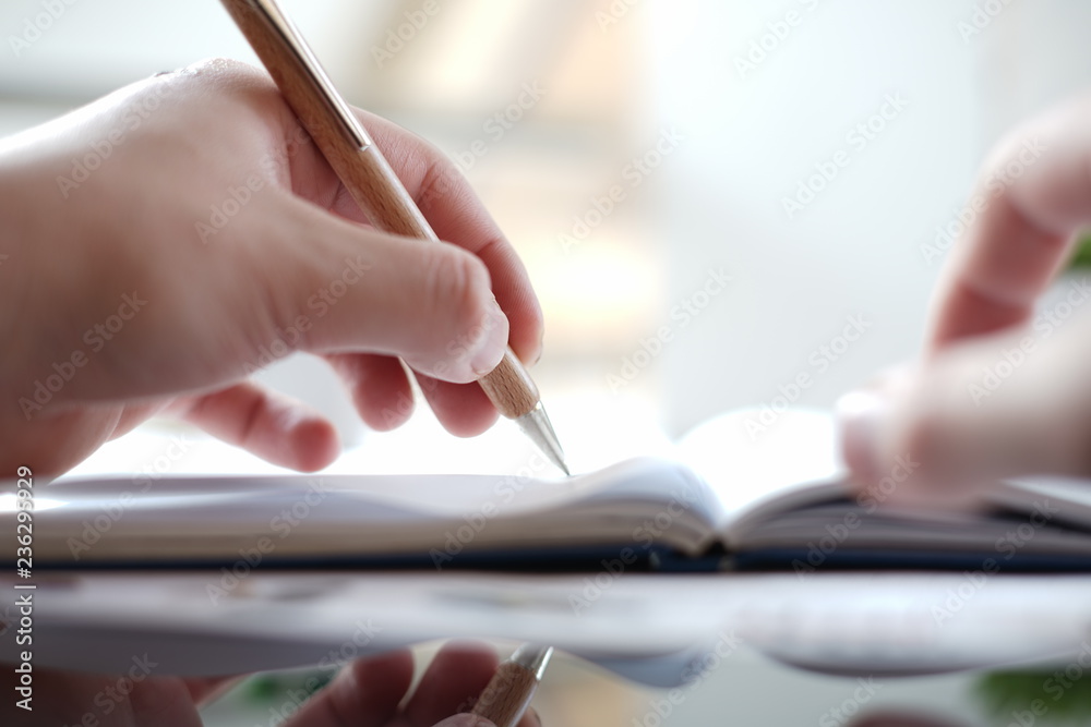Office Image - Person hält Stift - 3 Office Image - Person hält Stift - 3