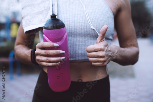 Принти на полотні sportswoman  after running drinks water