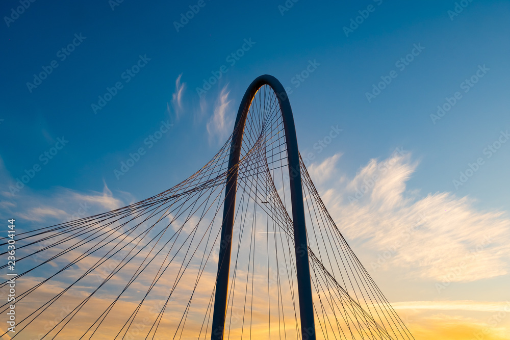 Obraz premium Margaret Hunt Hill Bridge at sunset in Dallas, Texas