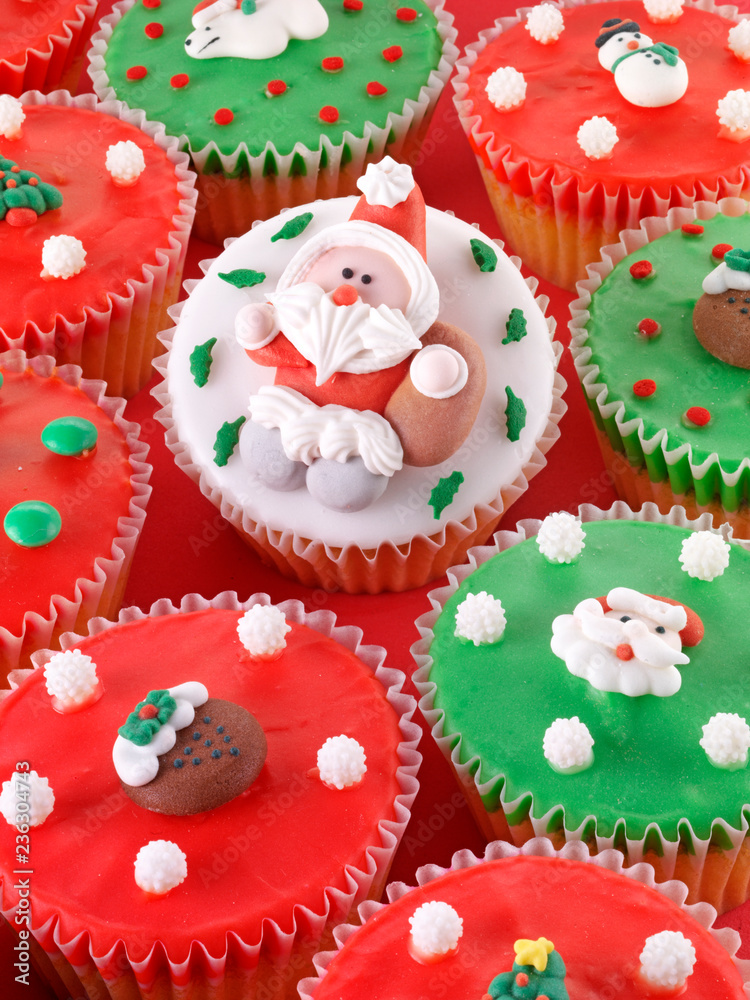 ICED CHRISTMAS CUPCAKES ICED CHRISTMAS CUPCAKES