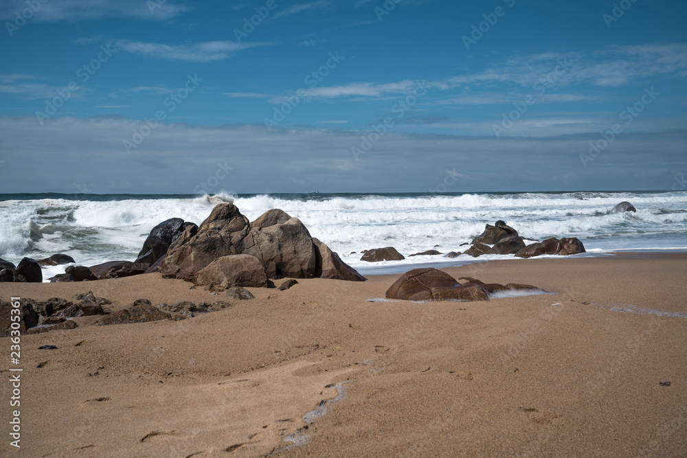 Felsen am Strand am Meer in Portugal 