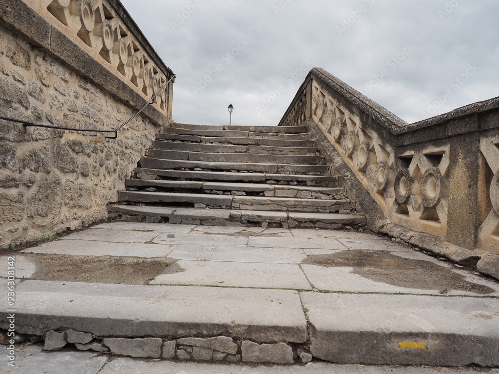 Uzès – gemütliche Kleinstadt in Frankreich - breite Steintreppe mit Steingeländer