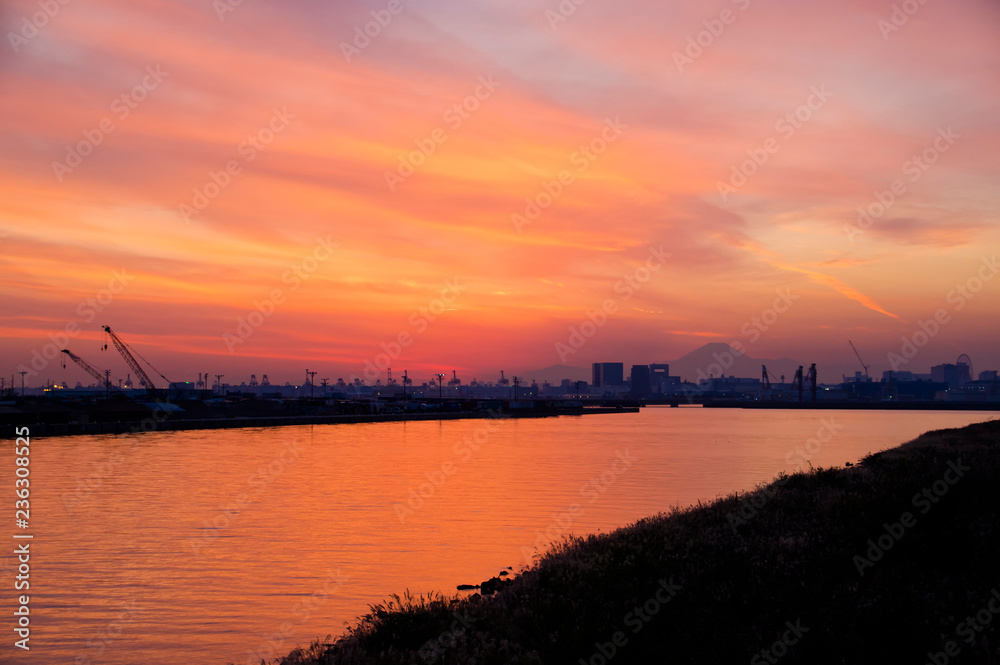 夕暮れの運河