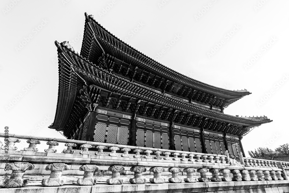 Fototapeta premium Traditional korean architecture. Gyeongbokgung Palace,Seoul, South Korea.