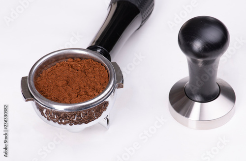 Портофильтр с молотым кофе и темпер 