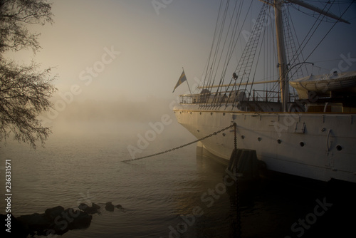 Photography Foggy morning in stockholm harbour, ships and boats in the frosty mist and winte