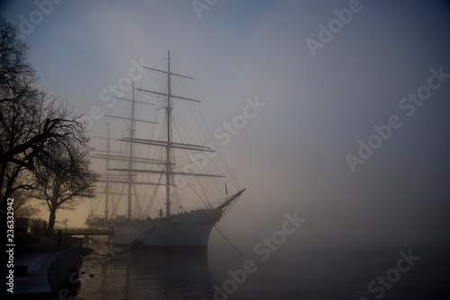 Photography Foggy morning in stockholm harbour, ships and boats in the frosty mist and winte