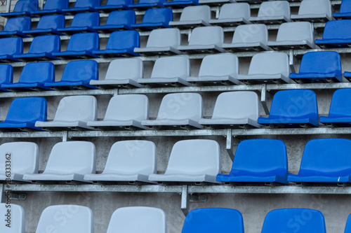 krzesła na stadionie niebieskie