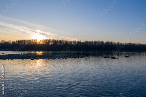 zachód słońca nad rzeką Wisła Warszawa kamienie