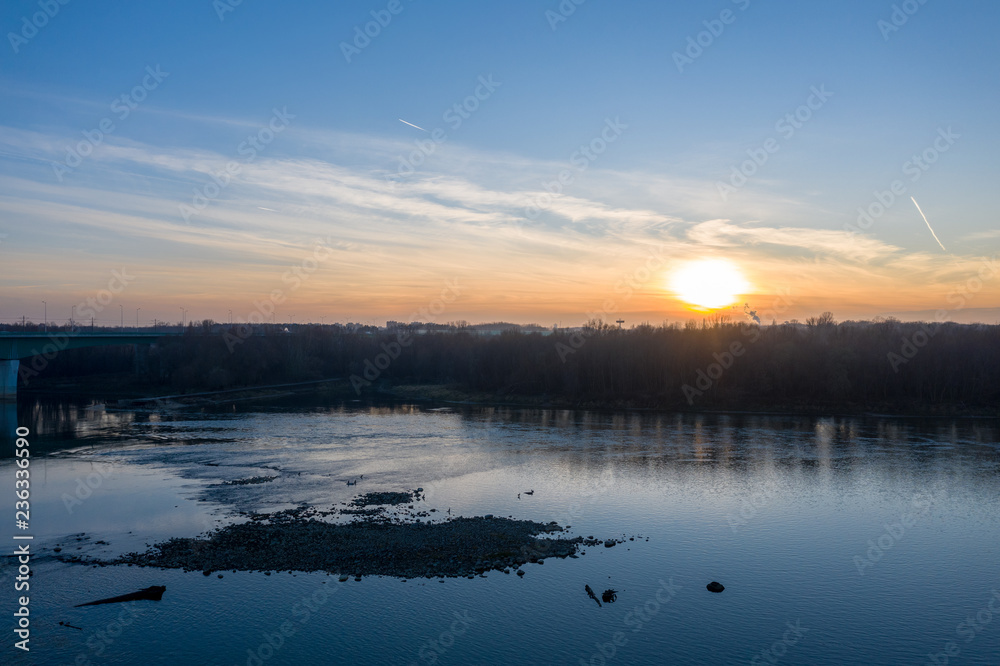 zachód słońca nad rzeką Wisła Warszawa kamienie las