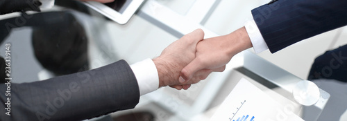 Quadro em tela close up. investor and businessman shaking hands