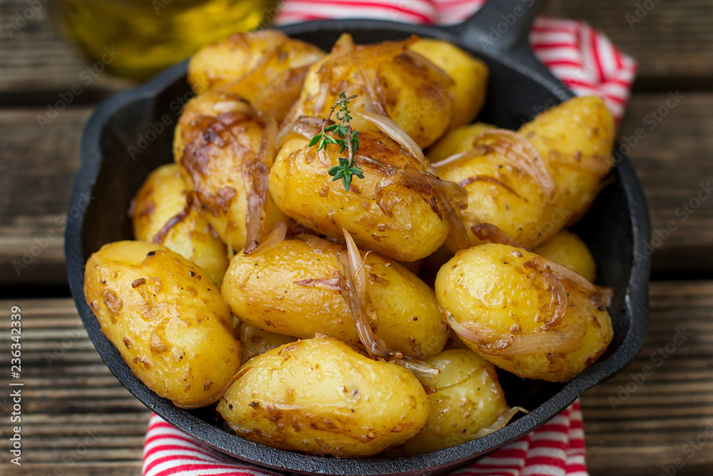 Roasted baby potatoes with onions caramelized in soy sauce Roasted baby potatoes with onions caramelized in soy sauce