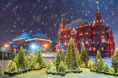 Obraz na płótnie Christmas in Moscow. Manezhnaya square decorated for the new year w salonie