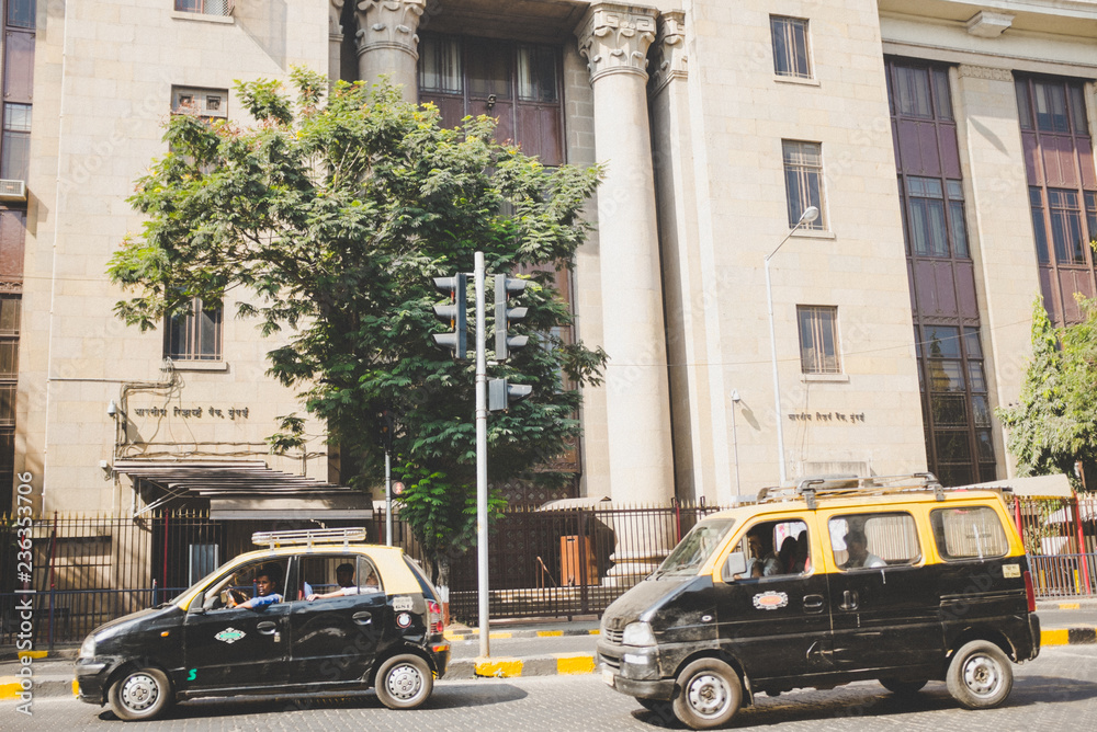 Fototapeta premium The Bank of India front of the building with taxis outside in Mumbai