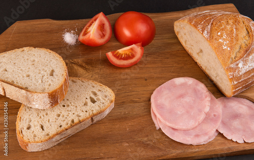 Бутерброды с ветчиной и помидорами