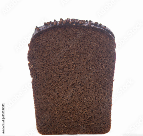 Половина буханки бородинского на белом фоне