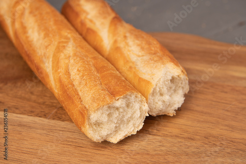 Разломанные французские багеты