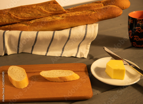 Бутерброды с французским багетом и маслом