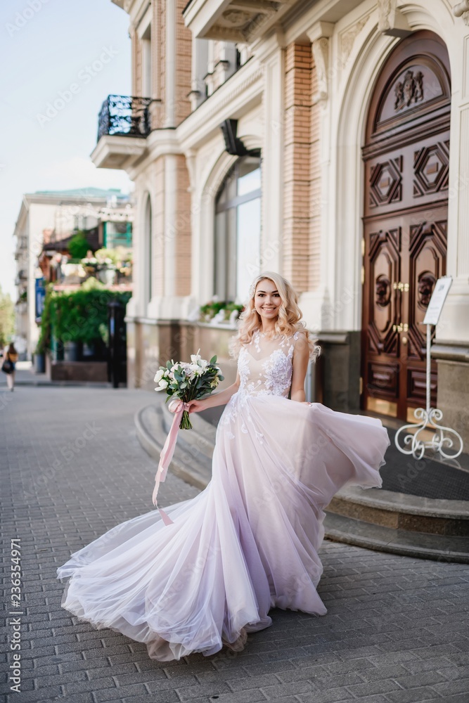 Obraz premium Photo shoot of the newlyweds on the street. Kirov Avenue. Saratov.