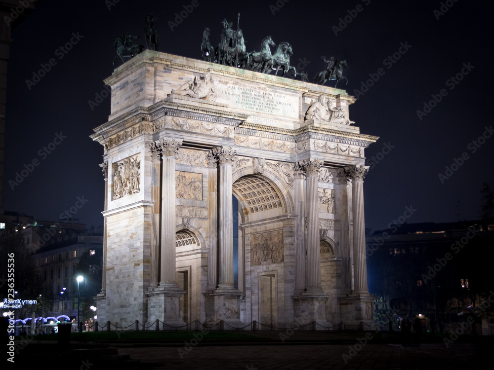the Arco della Pace stands at the center of a pedestrianized plaza, at the edge of the Sempione Park
