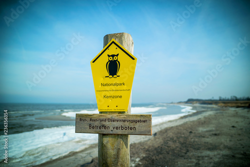 Naturschutz Zone an der Ostsee mit Schild