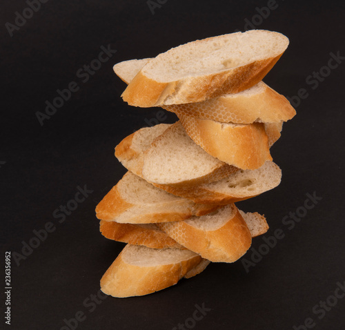 Пирамидка из нарезанного французского багета