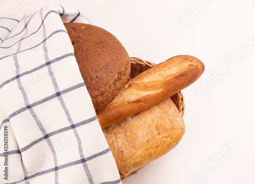 Хлеб в корзинке под полотенцем