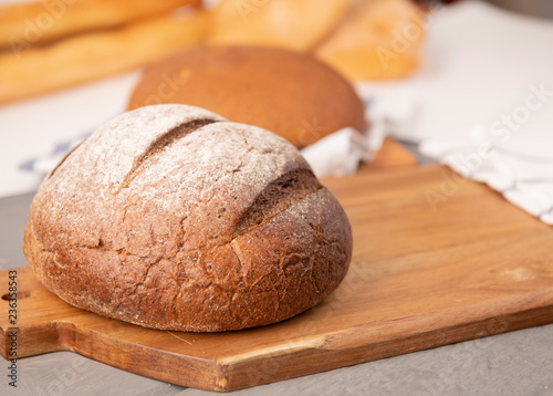 Булка черного хлеба на доске