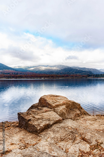 ROCA GRANDE EN LA ORILLA DEL LAGO