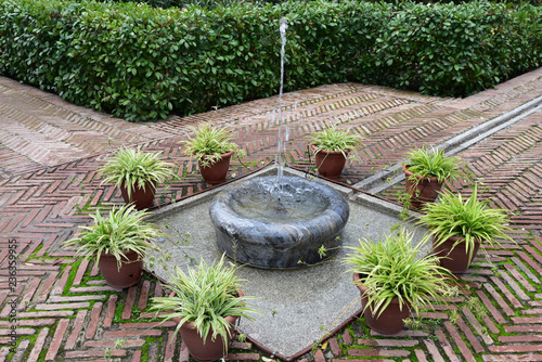 Fontaine de jardin andalou à Tolède en Espagne