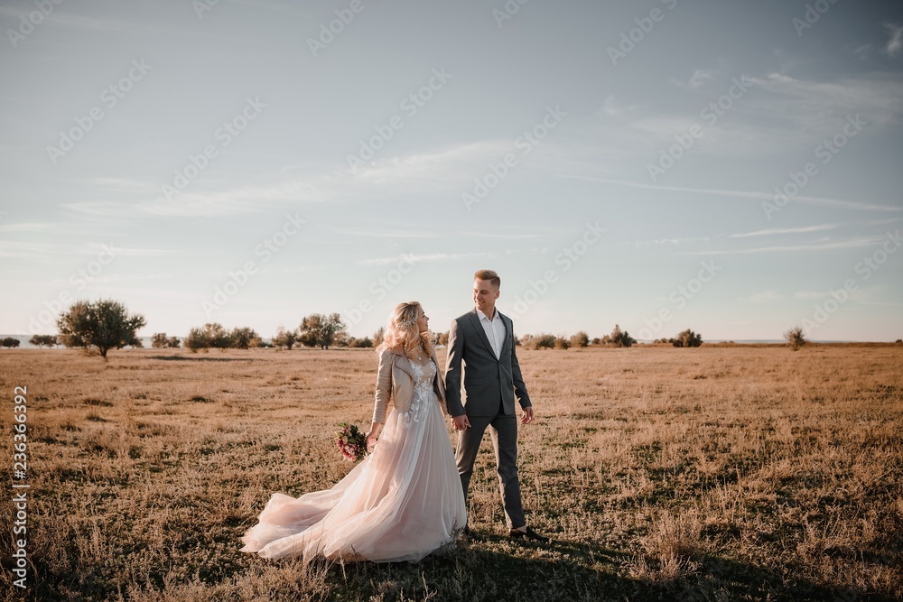 Φωτογραφία Stylish wedding photo shoot in nature at sunset.