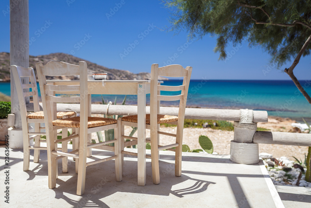 Tisch und Stühle am Meer