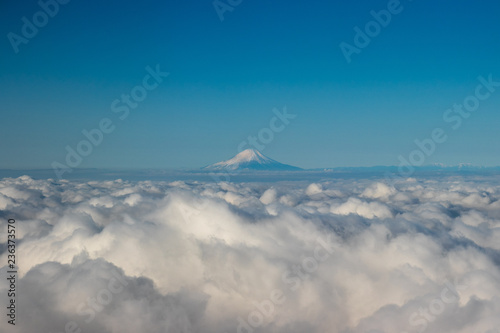 雲の上に現れた富士山 © Hikaru